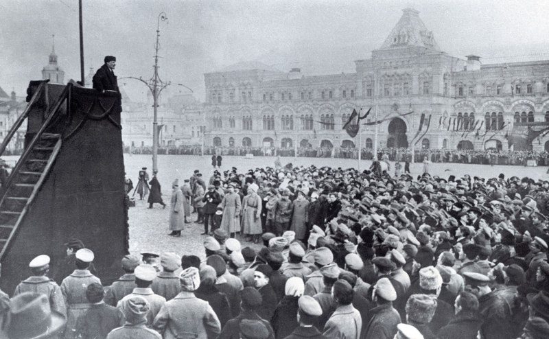 Lenin holding a speech on Red Square in Moscow, photograph, 1918 | Der ...